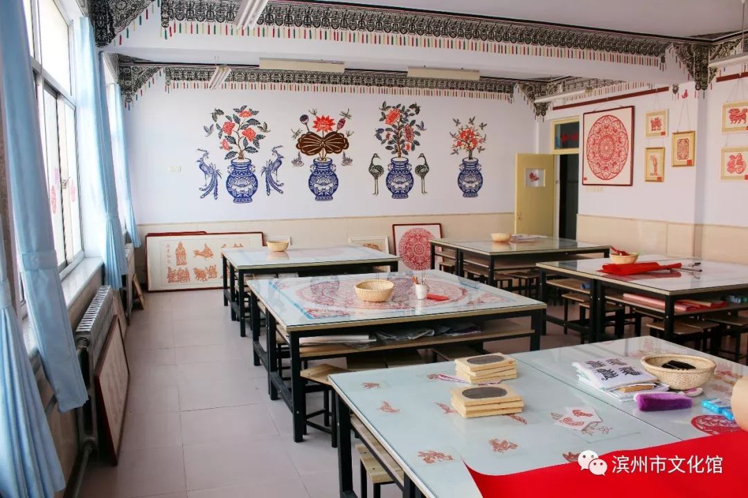 在滨州有一位老师用剪刀打造了一间剪纸教室