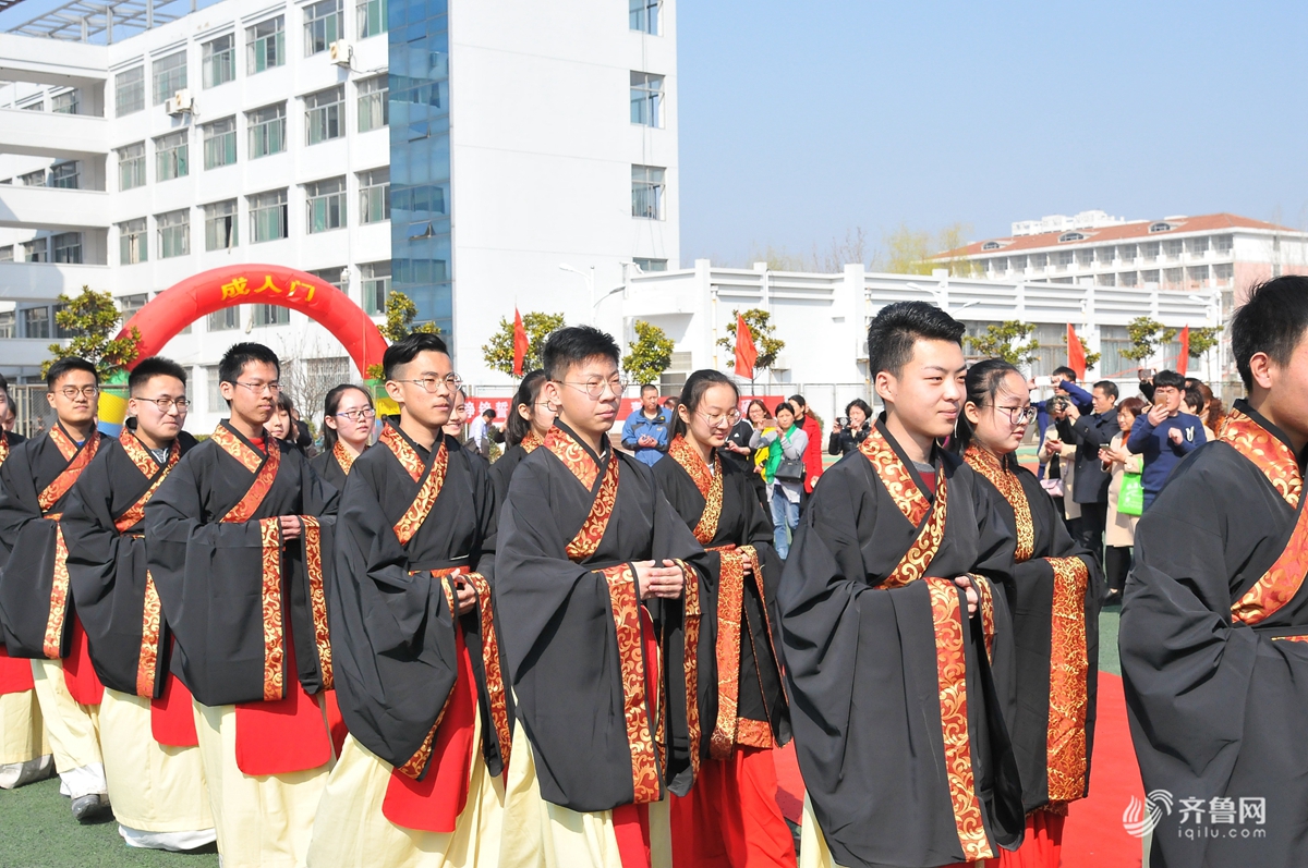 济宁一中学举办高考冲刺誓师大会场面壮观