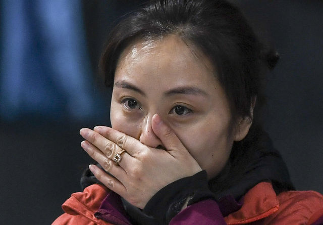 图为中国队教练员岳清爽在比赛获胜后喜极而泣.新华社记者夏一方摄