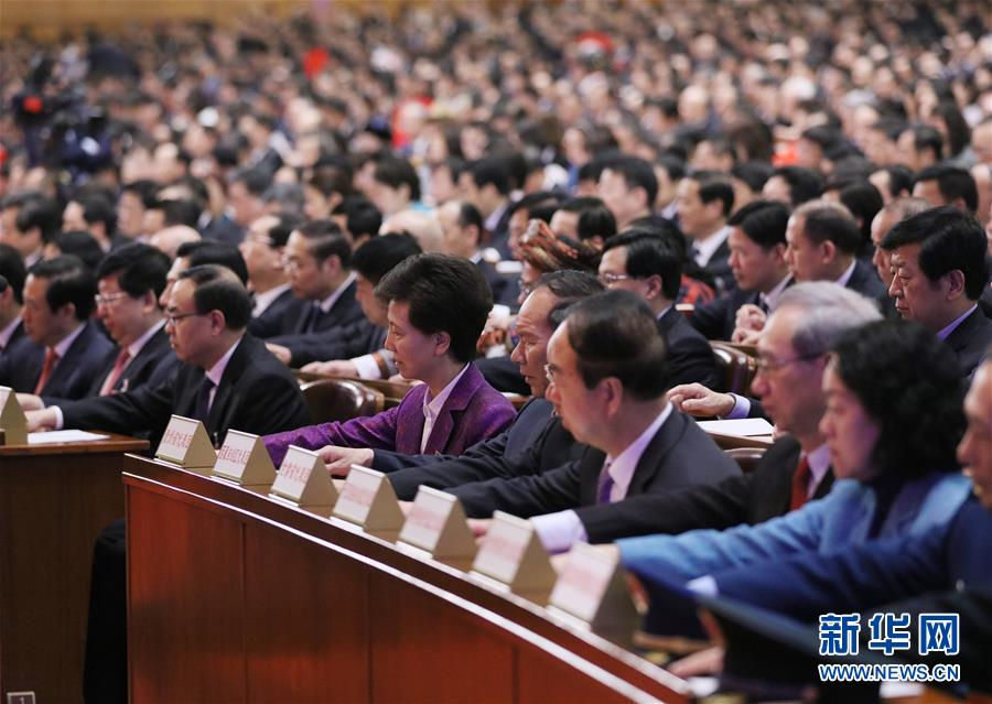 　3月17日，十三届全国人大一次会议在北京人民大会堂举行第五次全体会议。这是代表在表决。 新华社记者 刘卫兵 摄3.jpg