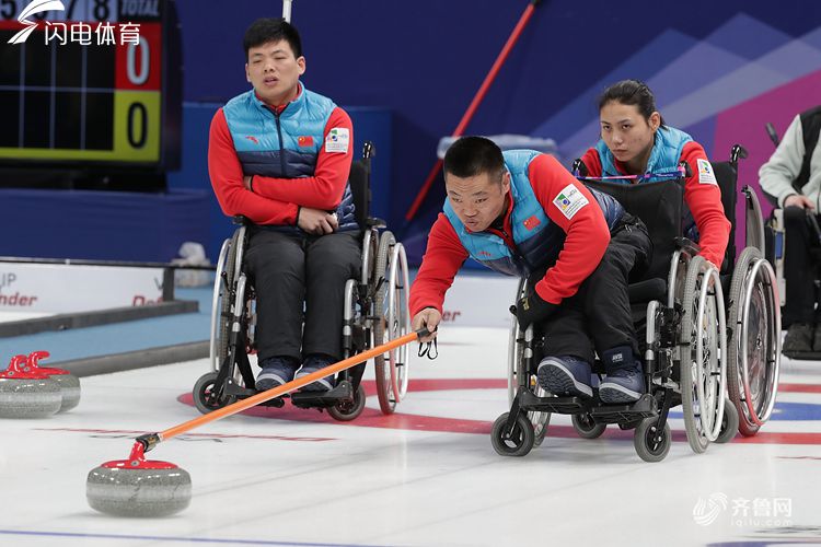 北京时间3月17日,在2018年平昌冬残奥会轮椅冰壶决赛中,中国队击败