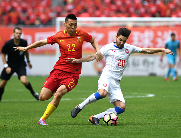 当日,在广西体育中心举行的2018中国杯国际足球锦标赛季军争夺战中