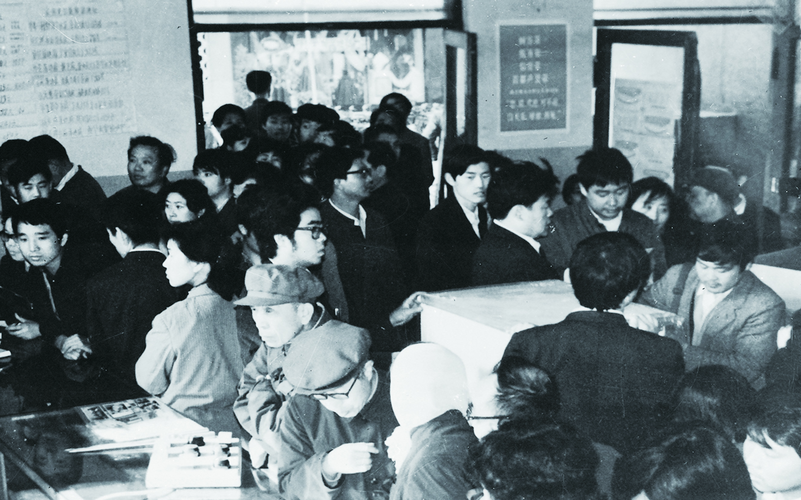 1987年4月28日，海尔第一次在北京西单商场举办“琴岛—利勃海尔”电冰箱展销会，高品质的冰箱吸引了众多消费者排队购买。.jpg