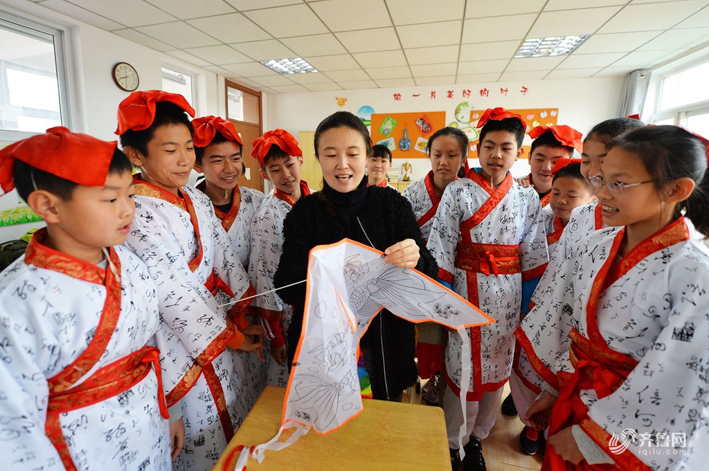 青岛小学生巧手做风筝穿汉服放飞春日梦想