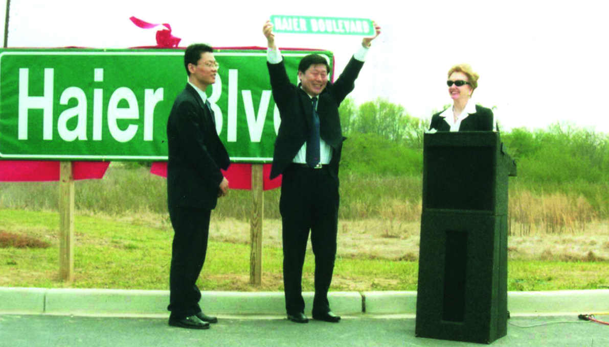 2001 美国南卡州政府无偿将美国海尔工厂附近的一条路命名为海尔路，这是美国唯一一条以中国品牌命名的道路。.jpg