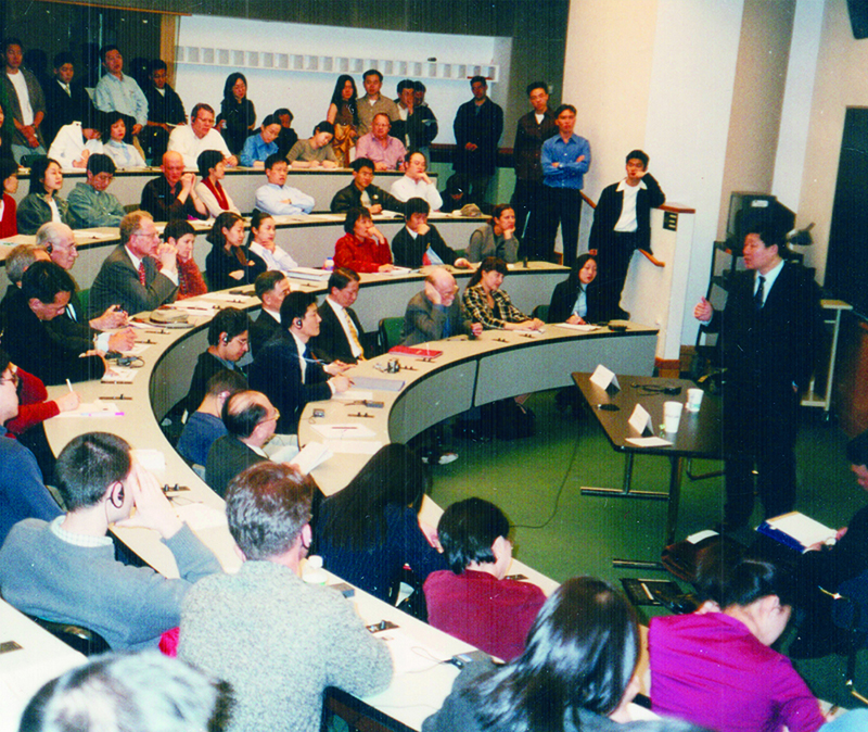 1998年张瑞敏成为第一个登上哈佛讲堂的中国企业家1.jpg