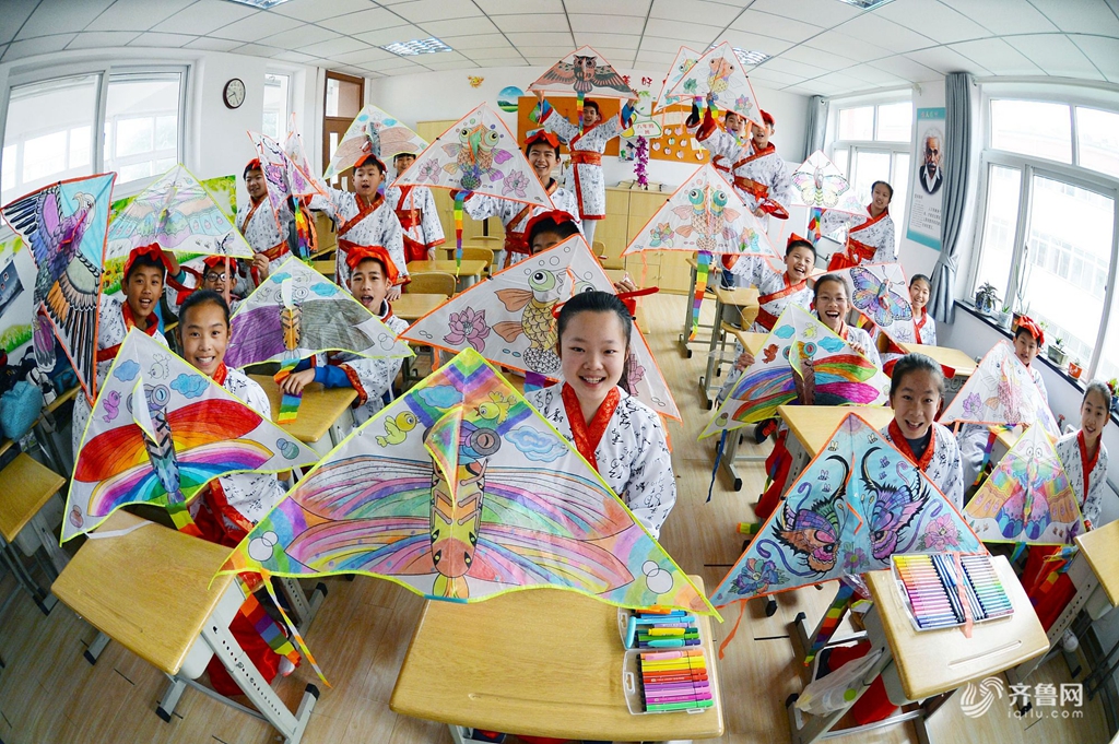 青岛小学生巧手做风筝穿汉服放飞春日梦想