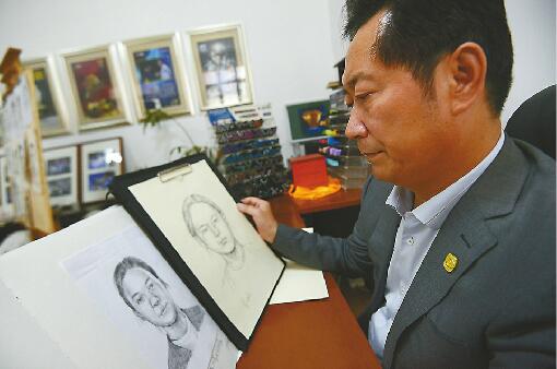 3日,林宇辉在家中展示其手绘的王启凤模拟画像. 记者王汗冰 摄