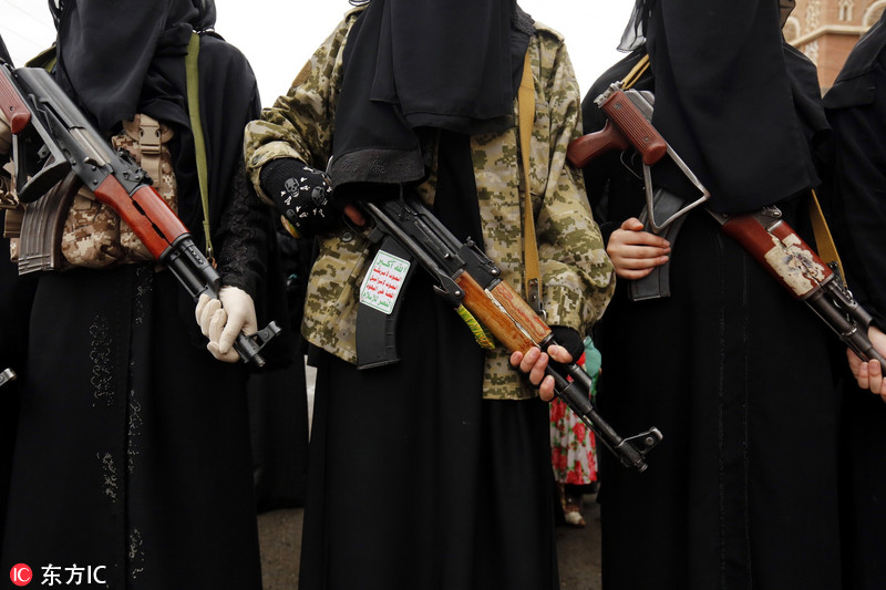 也门女性带娃持枪游行围踩美国国旗抗议持续战乱