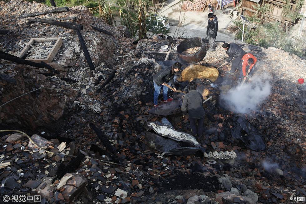 广西柳州一村寨发生火灾现场一片焦黑