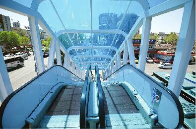 动物园东门过街天桥的自动扶梯安装完成 首次加装顶棚