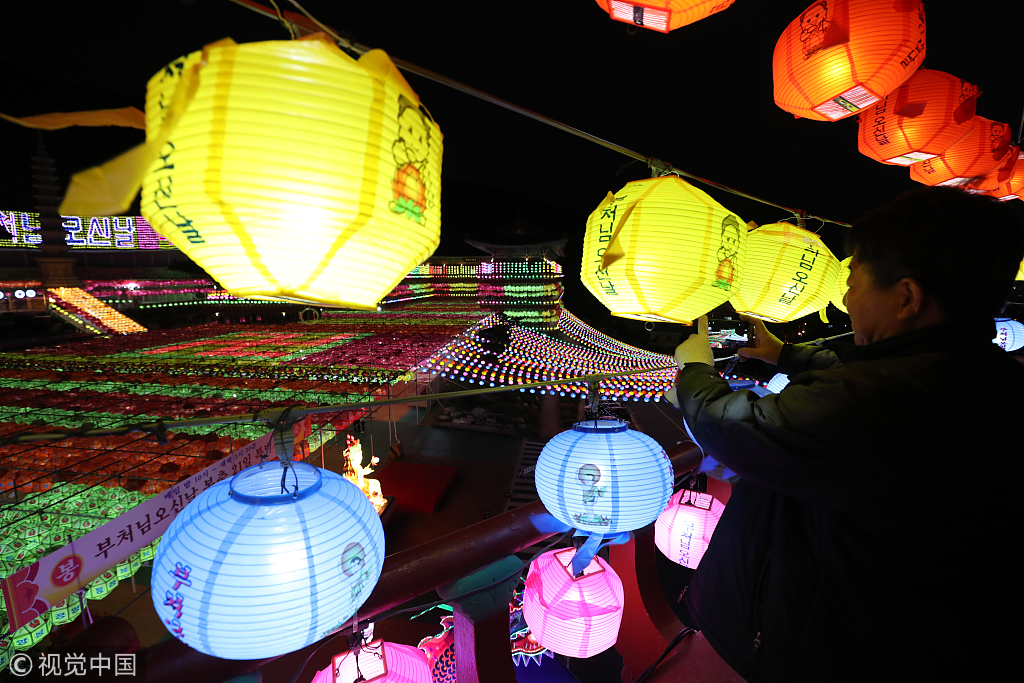 当地时间2018年4月24日,韩国釜山,釜山三光寺点亮5万个灯笼,为朝鲜