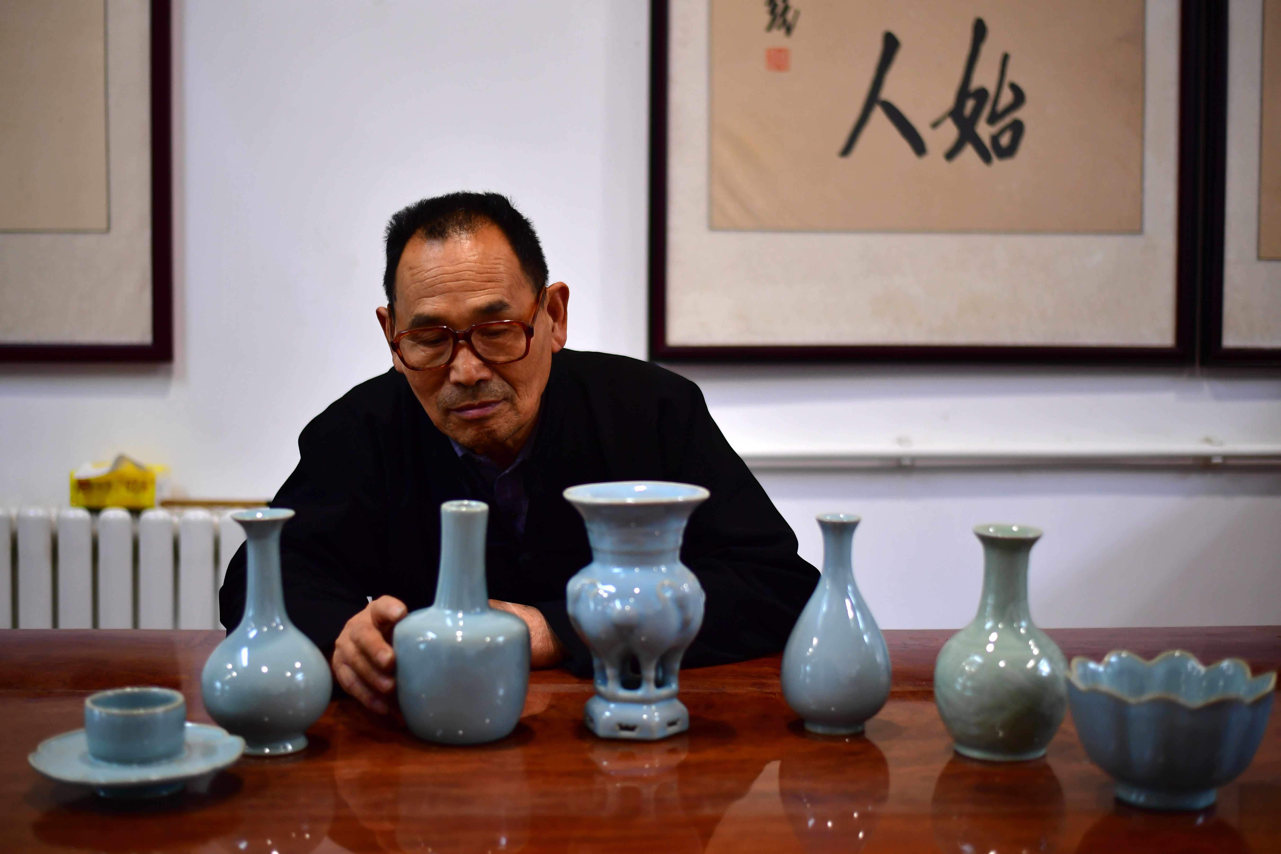 在河南省汝州市,汝瓷烧造技艺代表性传承人朱文立查看造型各异的汝瓷