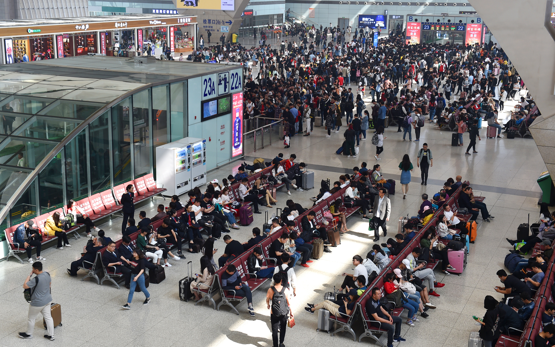 铁路迎来五一假期客流高峰