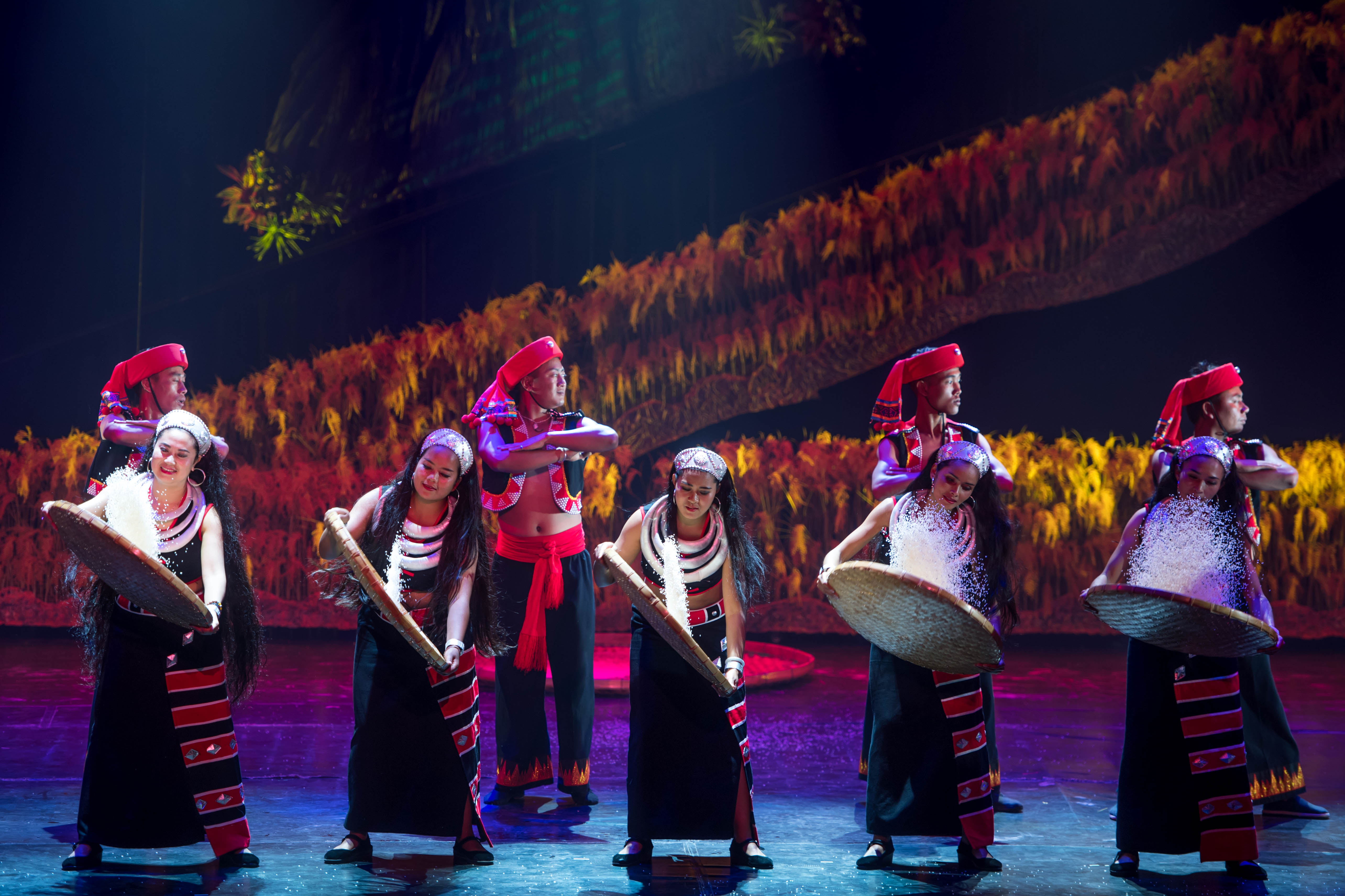 族印司岗里展现佤族文化魅力