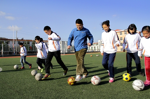 威海学生足球人口达10万人 多所学校研发足球校本课程