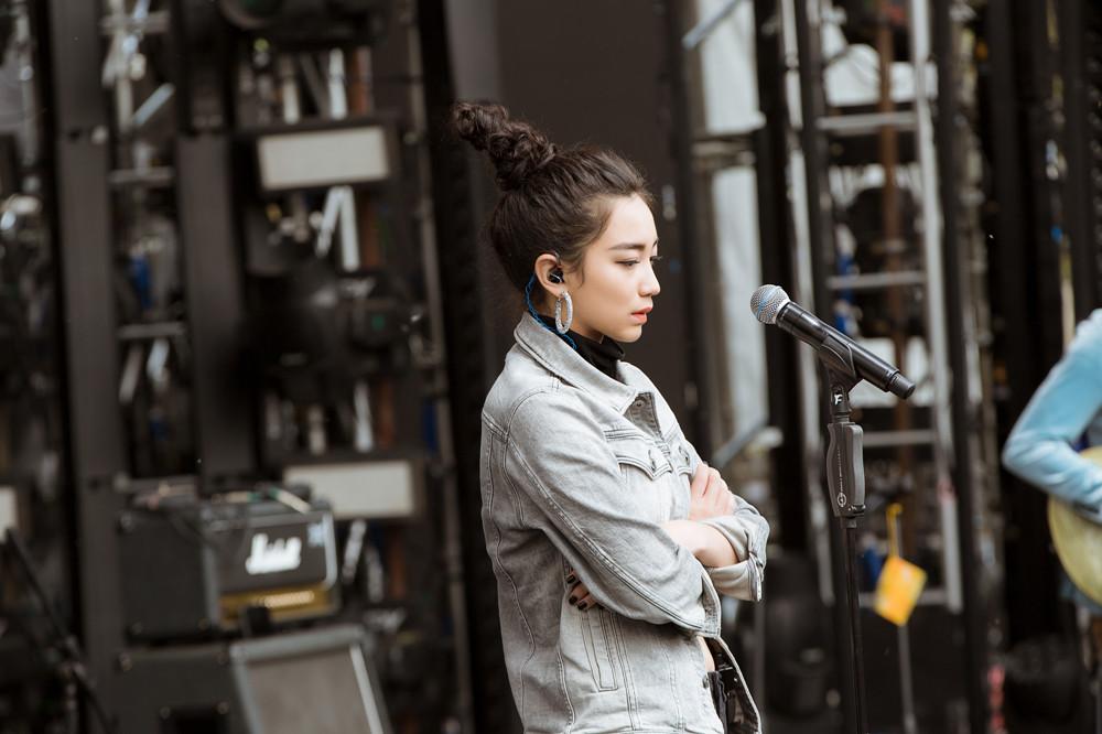 张天草莓音乐节首秀一口气献唱8首新歌