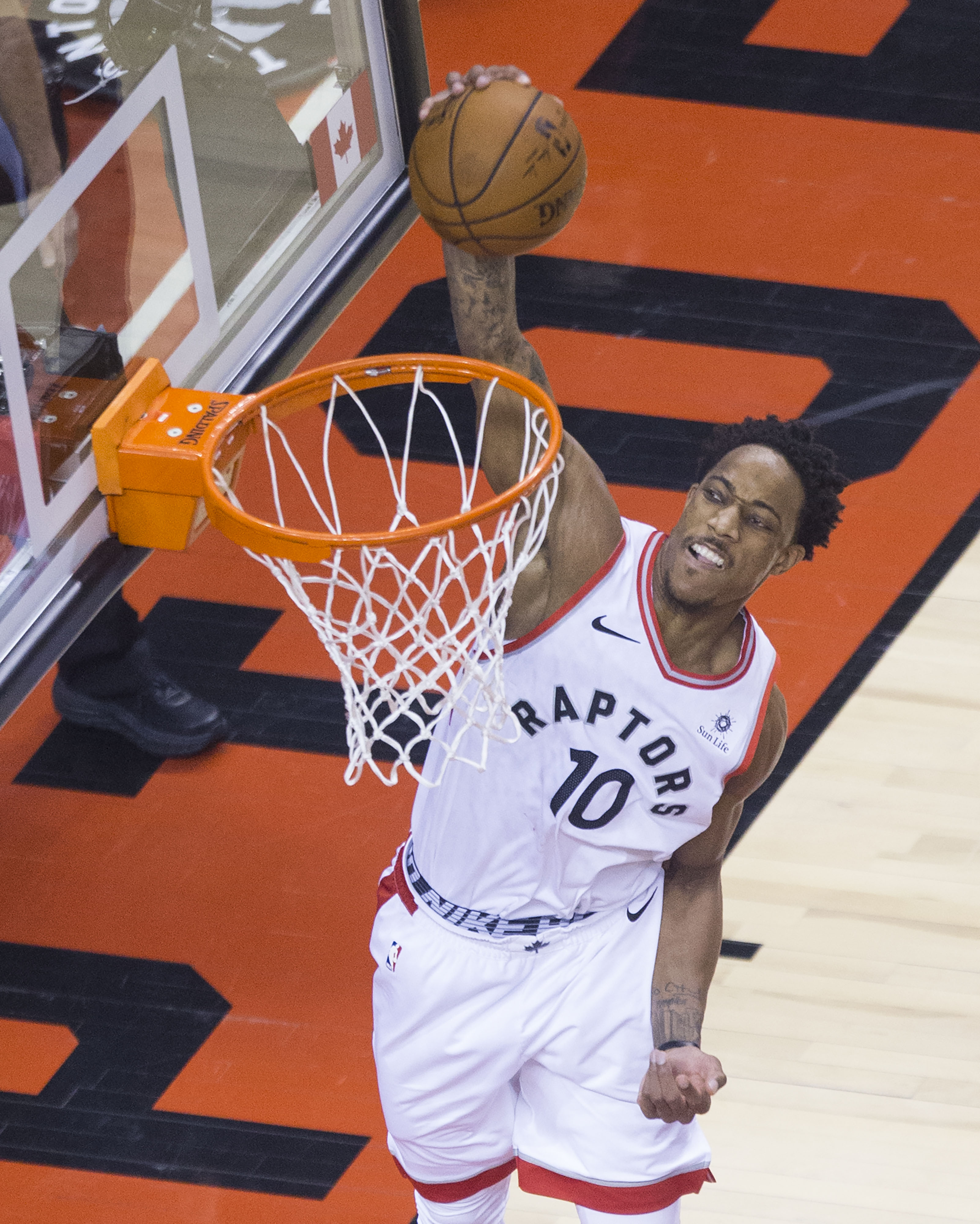 5月3日,猛龙队球员德罗赞在比赛中扣篮.