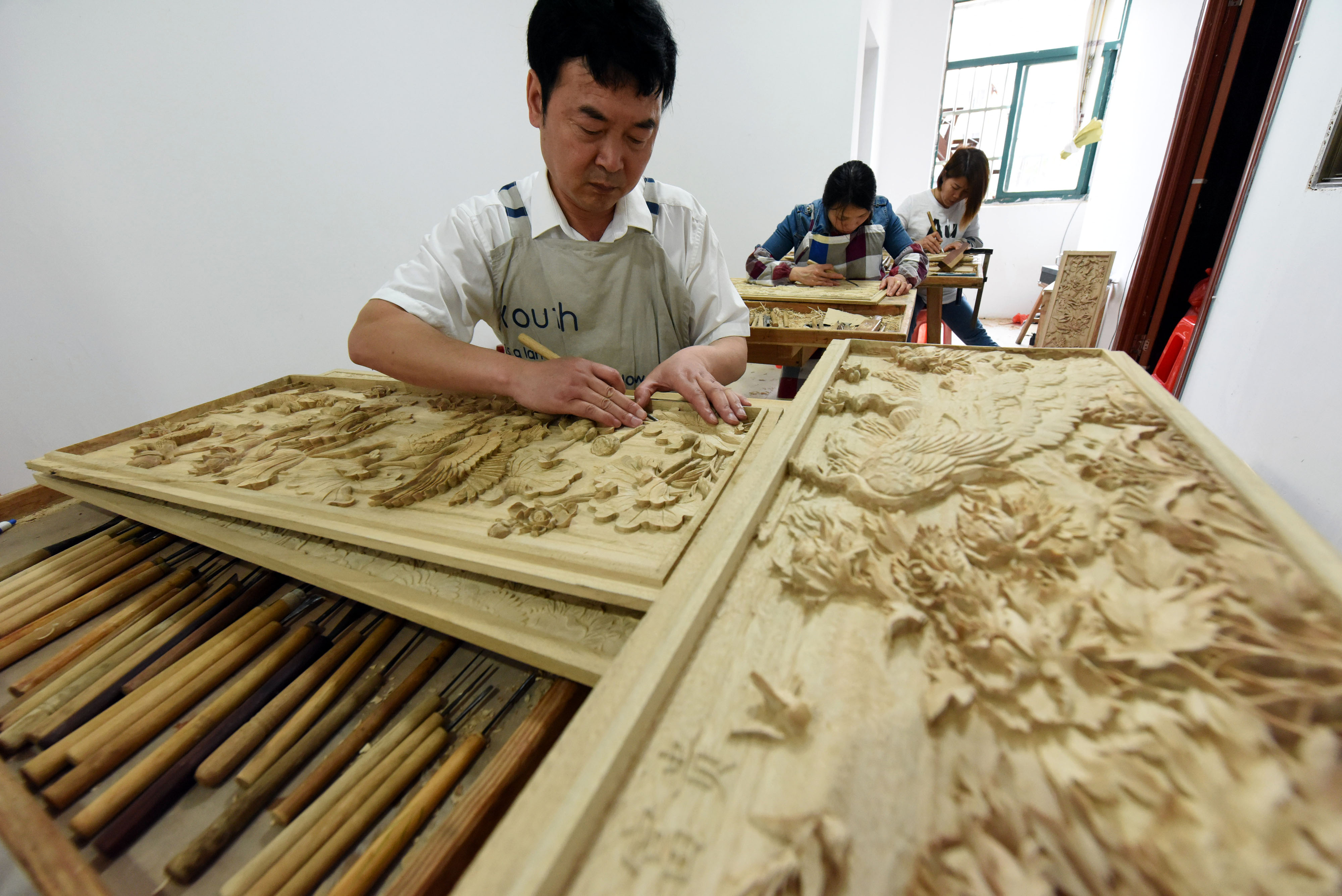 江西余江返乡创业潮让雕刻之花绽放