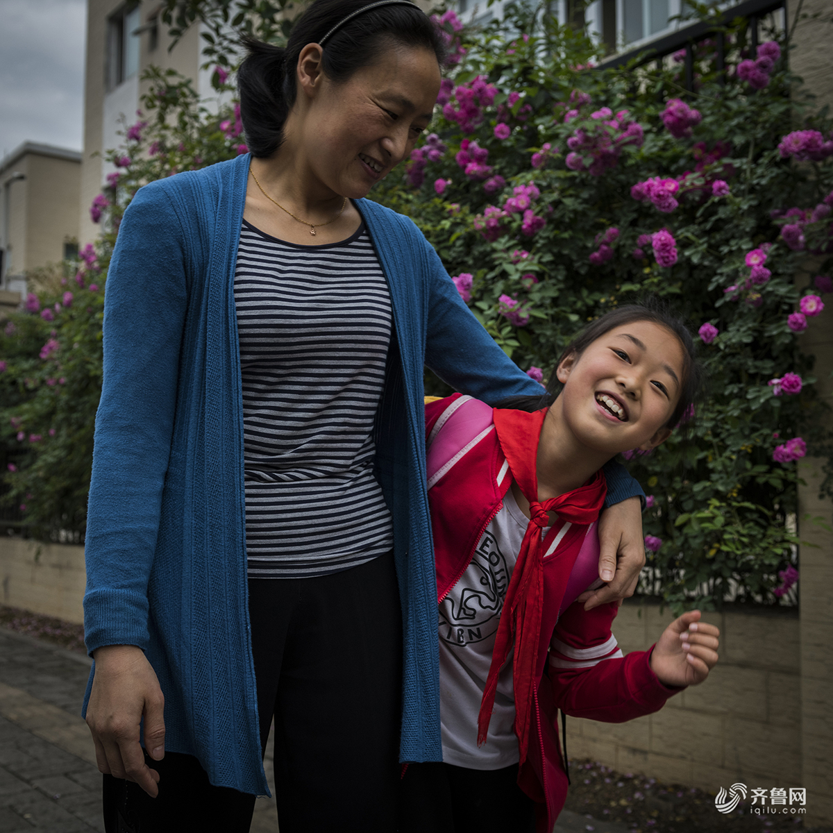 2018年4月23日,北川新城区,王卫莉接8岁的女儿放学回家.