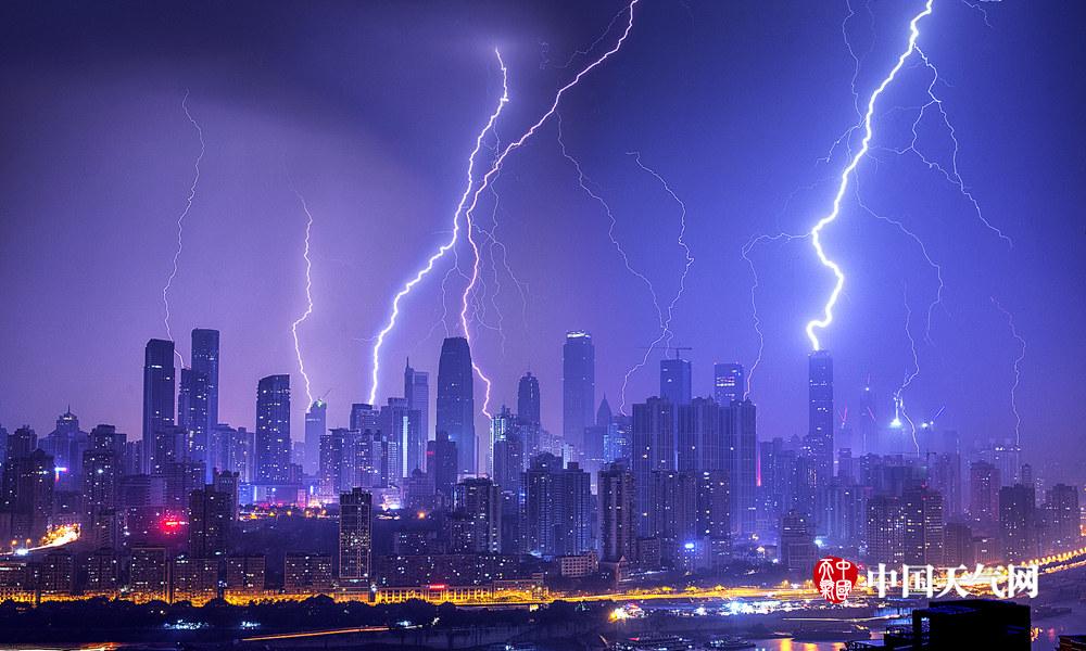 【4月】2018年4月5日凌晨,重庆市渝中区,清明时节雨纷纷,雷雨交加气温