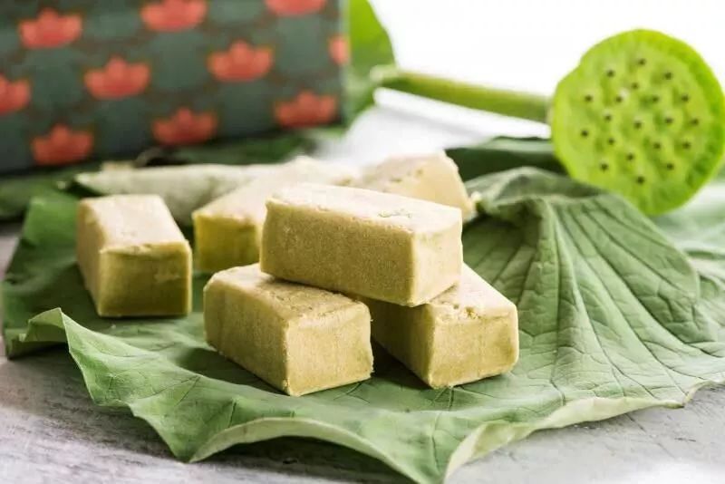 后味还有荷叶的清香口感软糯甜而不腻淡淡的绿色带着清雅秉承传统工艺