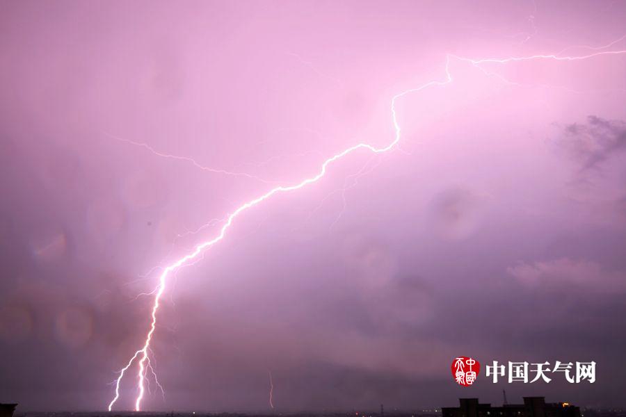 江西南昌昨遭强风雨天气闪电划破夜空