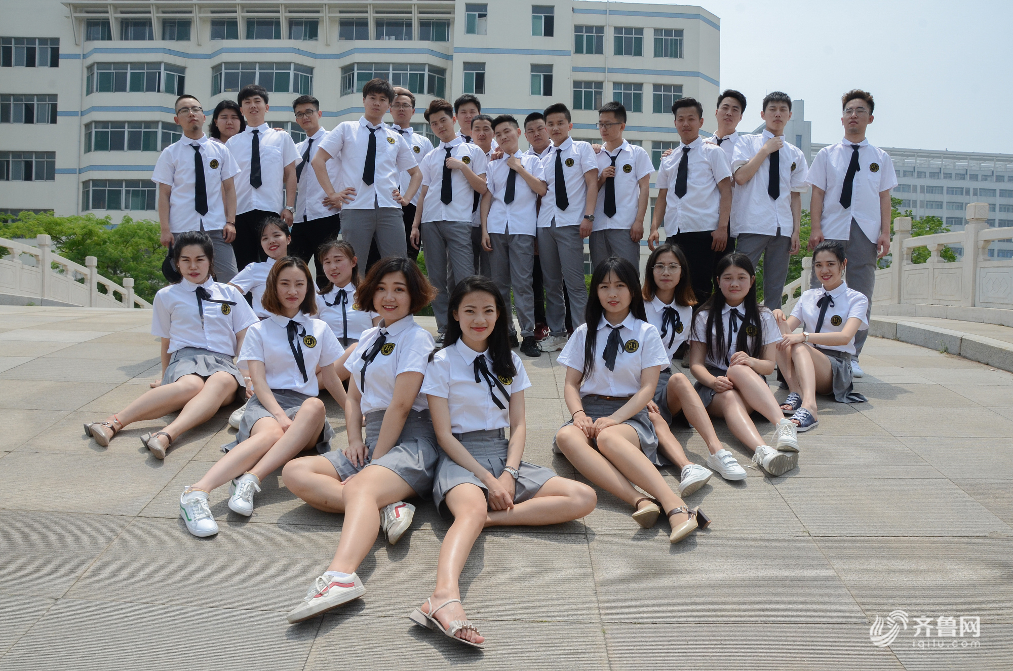 满屏的大长腿聊大毕业生拍创意毕业照致青春