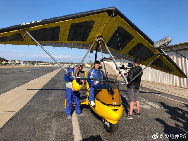 赵继伟晒试驾滑翔机照片飞上天与太阳肩并肩