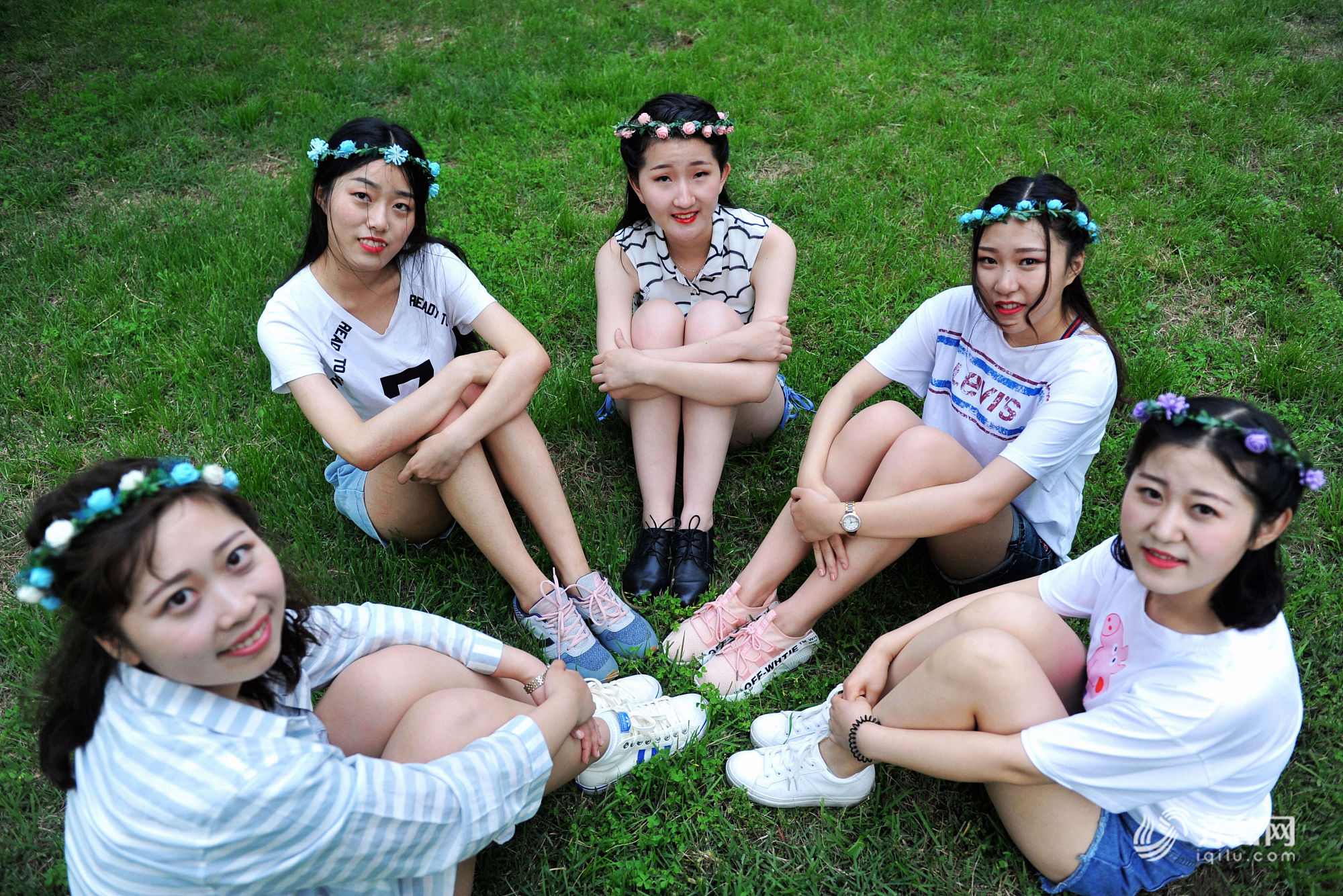 沐浴花海 青岛大学生的花样年华毕业季