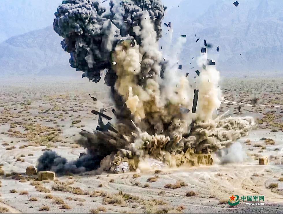 炮兵旅万里机动 远程火力群戈壁精准打击太壮观