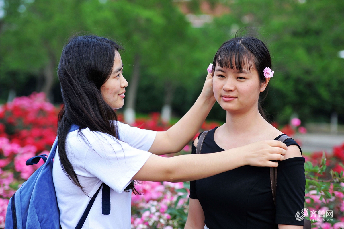 位于青岛西海岸新区的山东科技大学月季花海,大学生们在用鲜花装扮