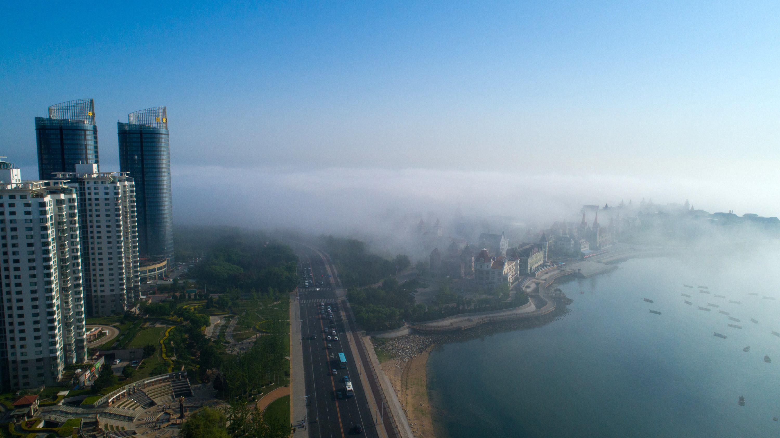 5月30日,山东省烟台市出现平流雾美景,城市建筑