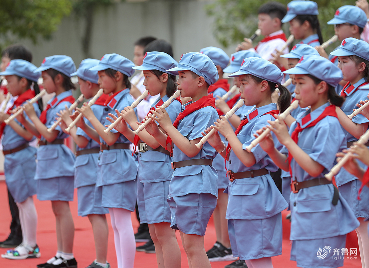 2018年5月29日,江苏省兴化市楚水小学的小朋友进行竖笛演奏 红星歌