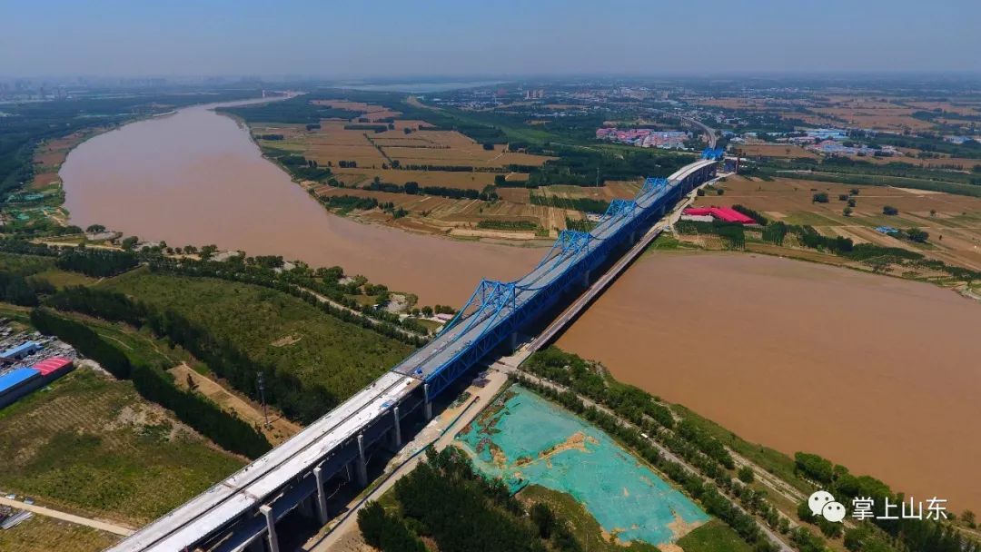 今天 由中铁十局负责施工的 石济(石家庄-济南)铁路客运专线 铺轨工程