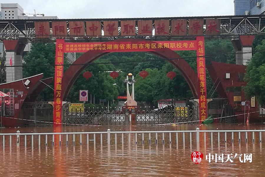 湖南耒阳市城区出现大暴雨,耒阳市高考考点职业高中校门口被淹,水深达