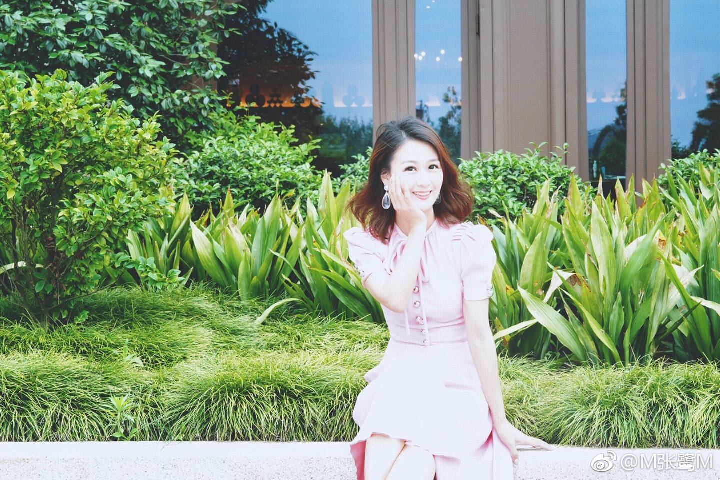 实力宠妻张鹭变摄影师为美妻拍写真