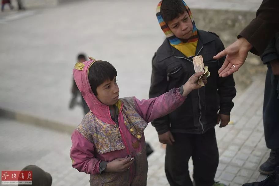 2015年2月10日,阿富汗喀布尔,阿富汗11岁的擦鞋童sameiullah给顾客