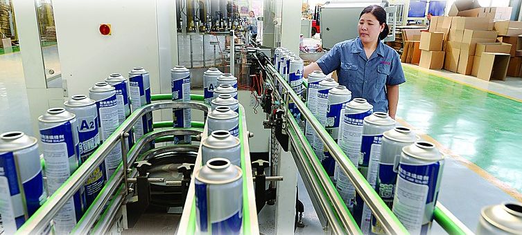 高档金属制品制造项目生产线上工人正忙着生产气雾罐