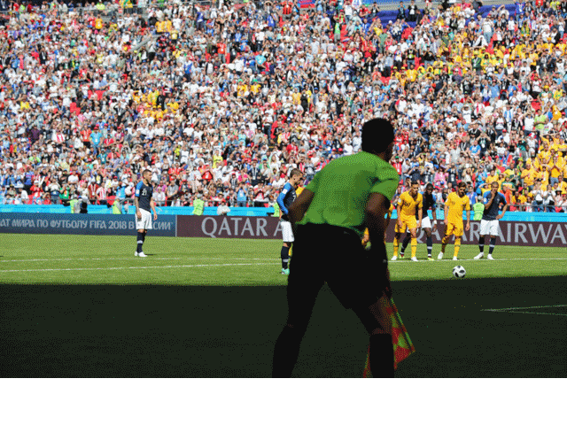 这是法国队球员格列兹曼在比赛中主罚点球.