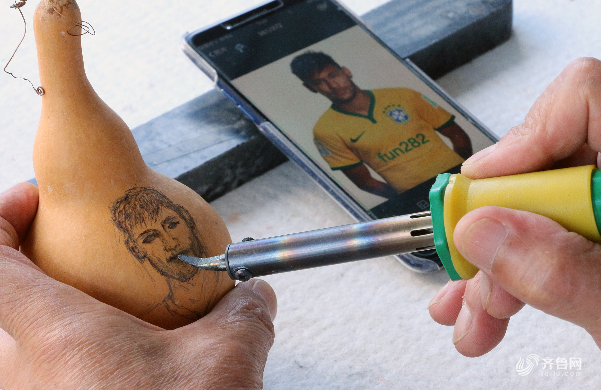 把自己喜欢的世界级球星梅西,c罗,穆靳,内马尔等用烙铁烙在了葫芦