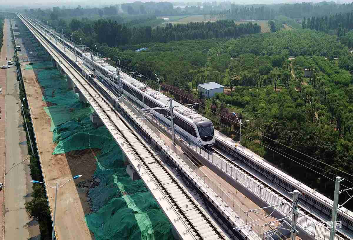 飞吧山东丨济南首列地铁r1线高架段试跑速度可达每小时100公里