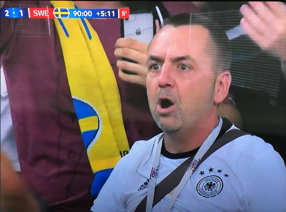绝杀瑞典,当克罗斯打进绝杀时,看台上的德国球迷露出了目瞪口呆的表情