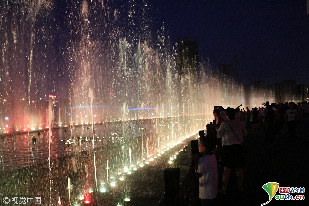 泰安酷暑来临五彩喷泉助市民纳凉