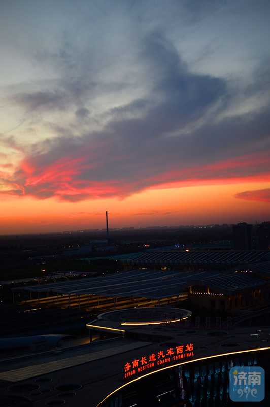 看到了吗济南傍晚的龙形火烧云天空美得如同画布