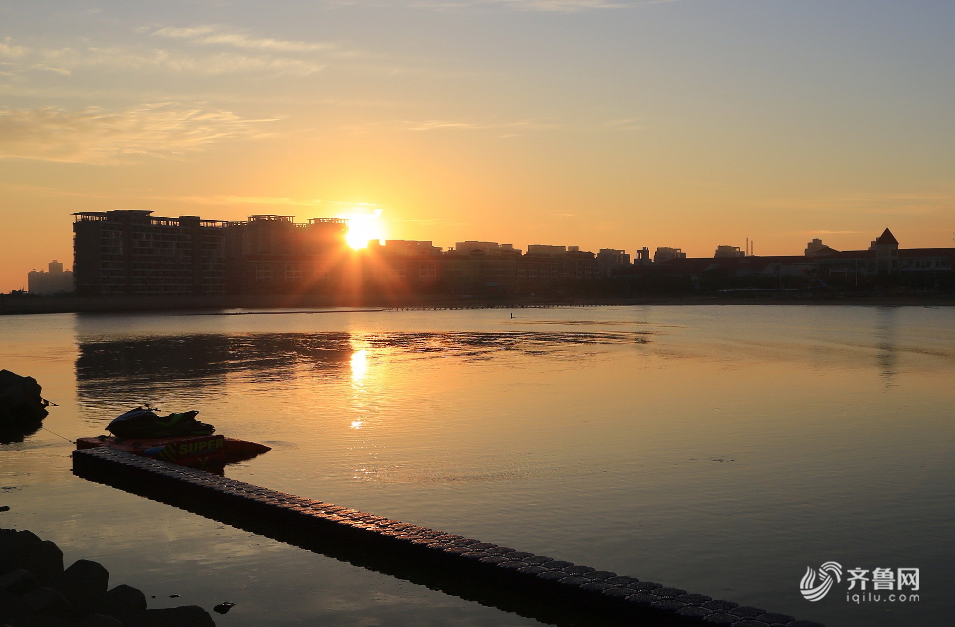 烟台龙口东海夏日晨曦 波光一片显醉美景致