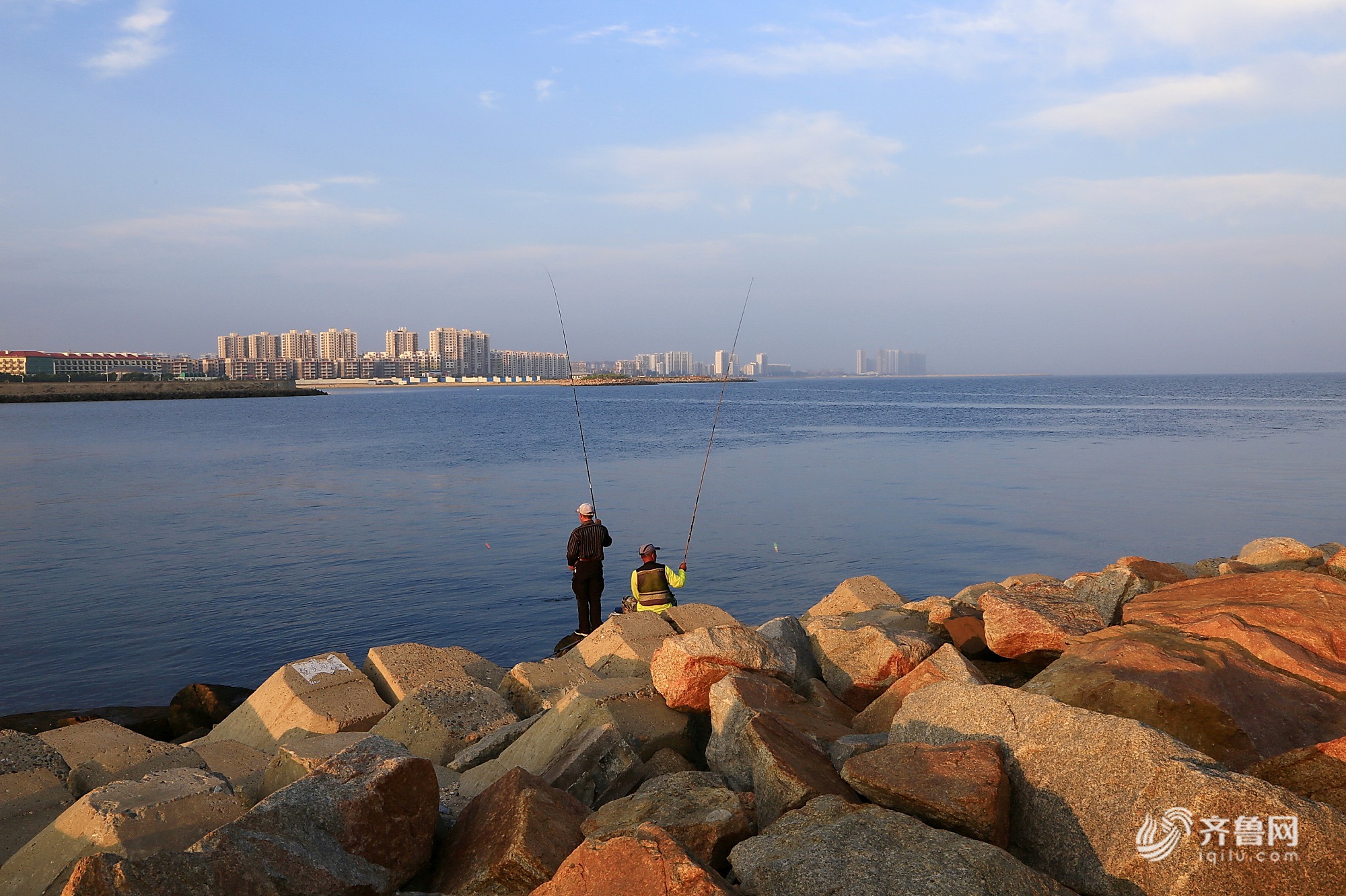烟台龙口东海夏日晨曦 波光一片显醉美景致