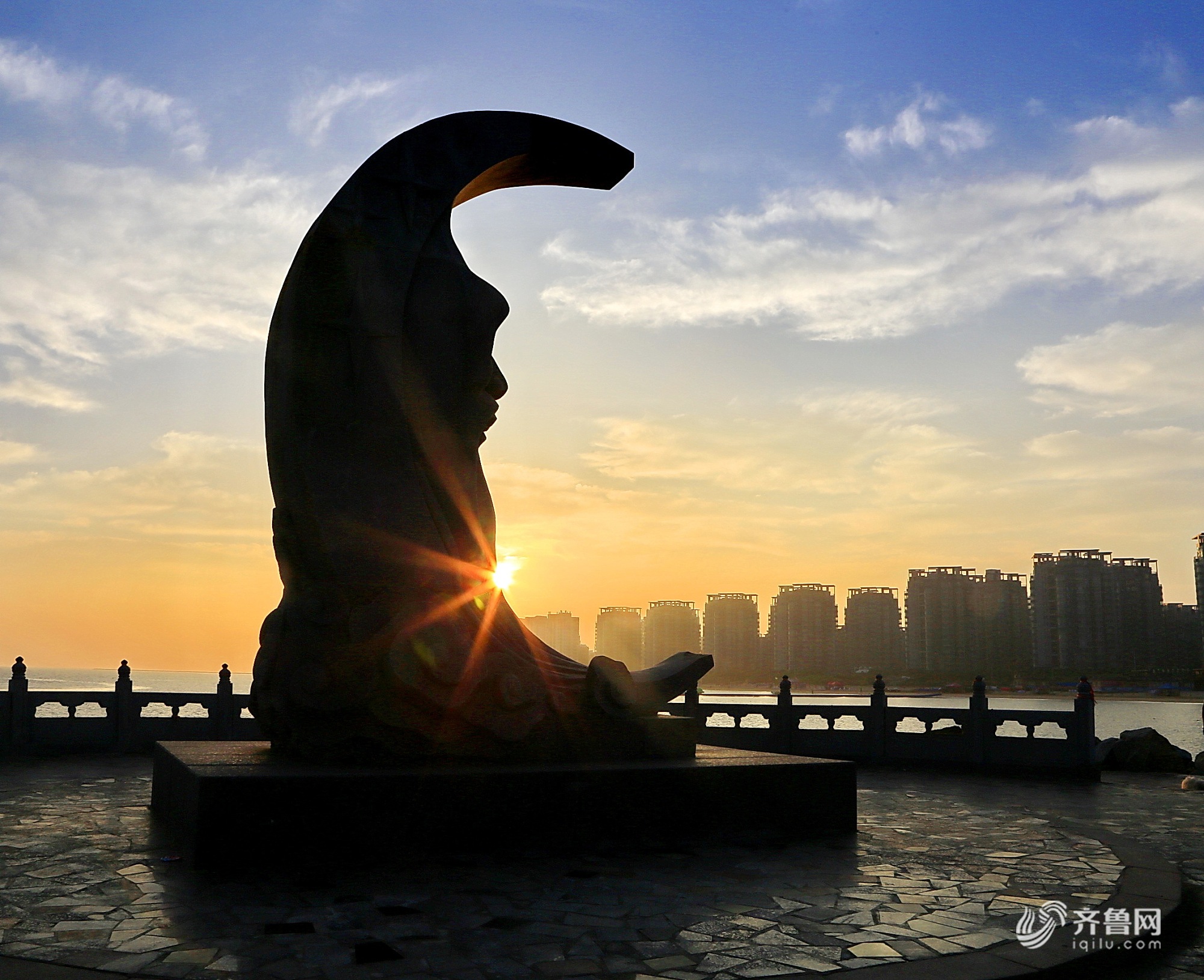 烟台龙口东海夏日晨曦 波光一片显醉美景致