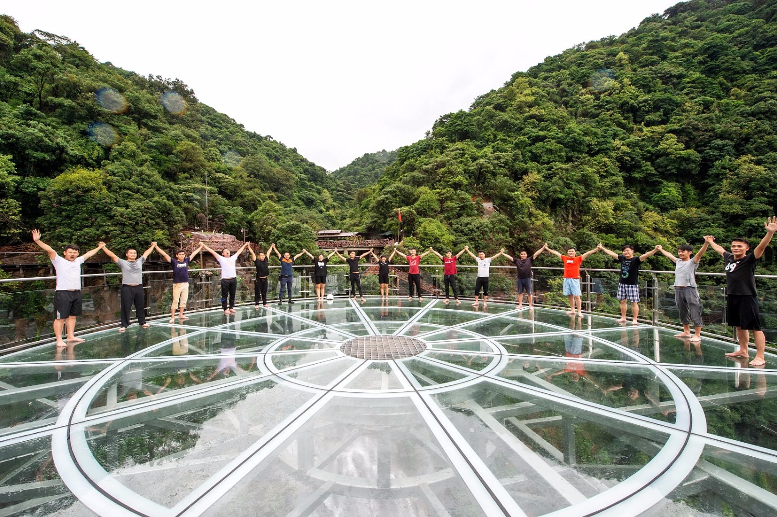 悬空27米这座耗资上亿的玻璃平台开放