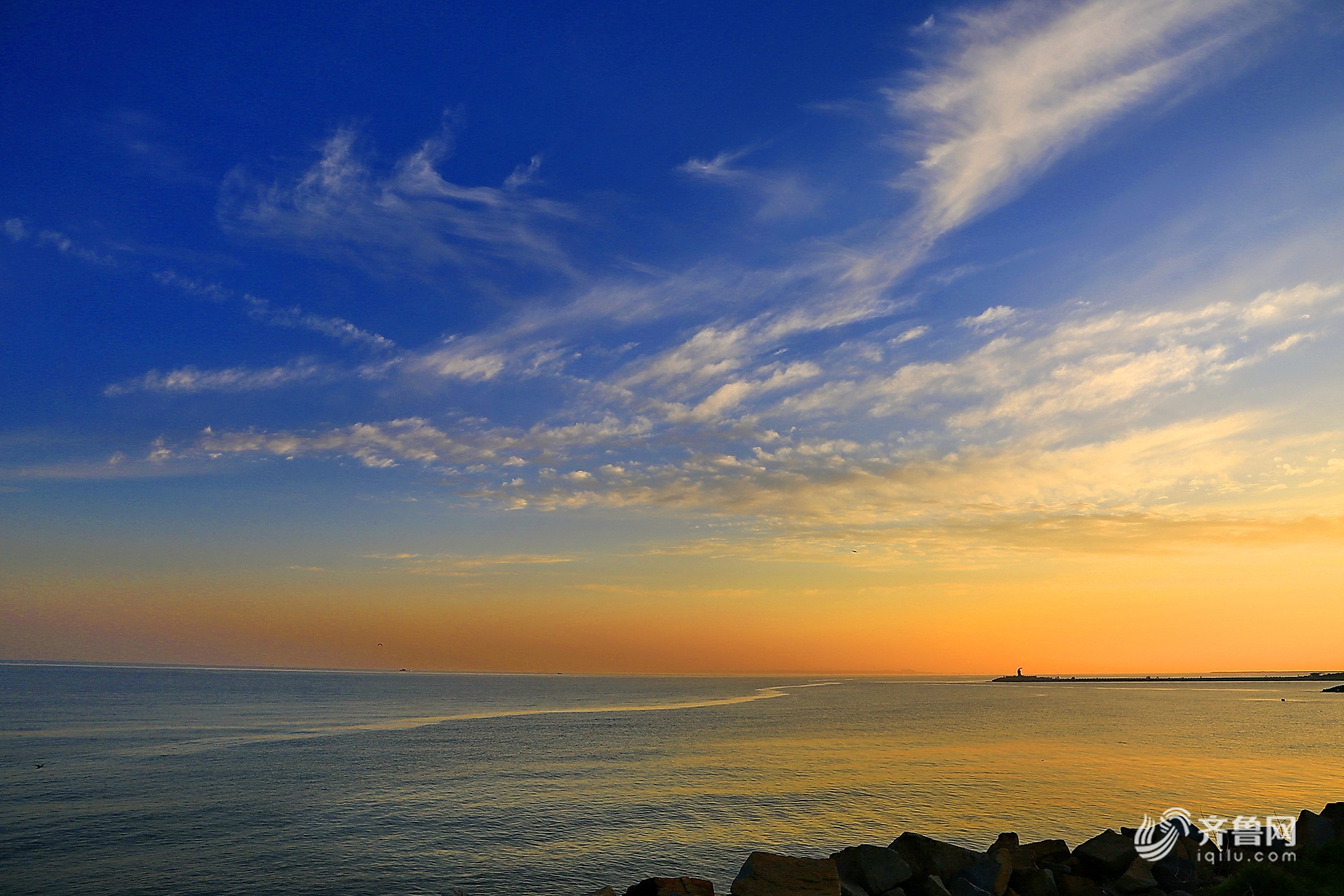 烟台龙口东海夏日晨曦 波光一片显醉美景致